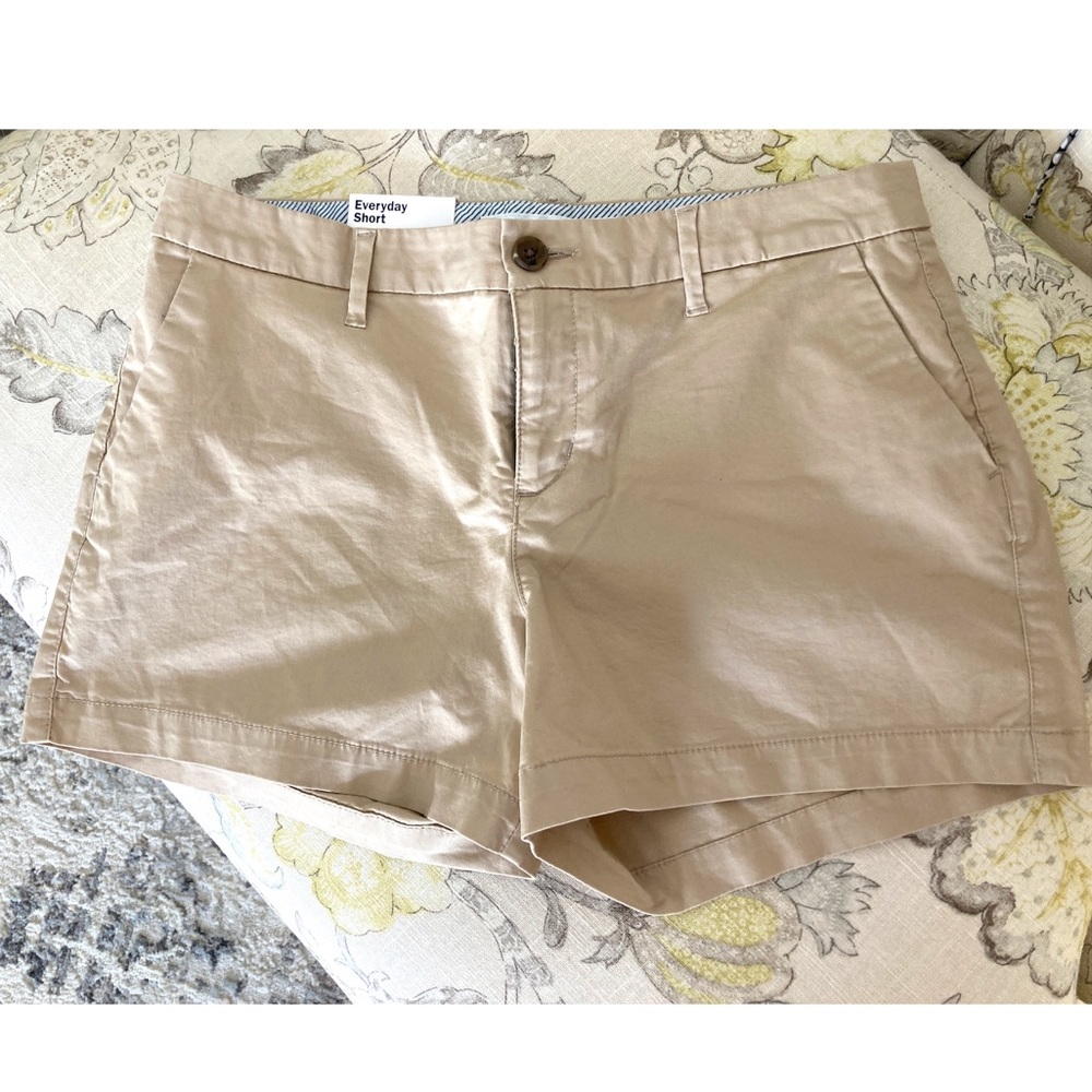 Old navy everyday khaki shorts size 6 New!!
